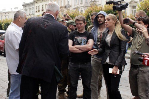 Во Львове нардепа из "Оппозиционного блока" облили свиной кровью: опубликованы фото и видео