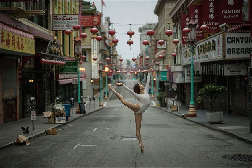 Искусство в массы: балерины своей грацией покорили улицы города