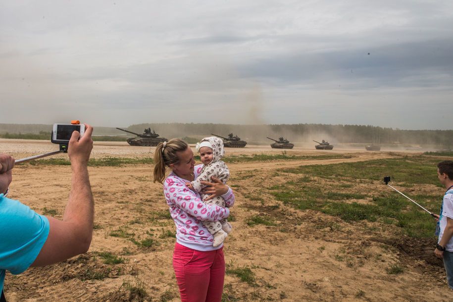 "Все идет по плану". В Россию пришел милитари-гламур: фотопредставление