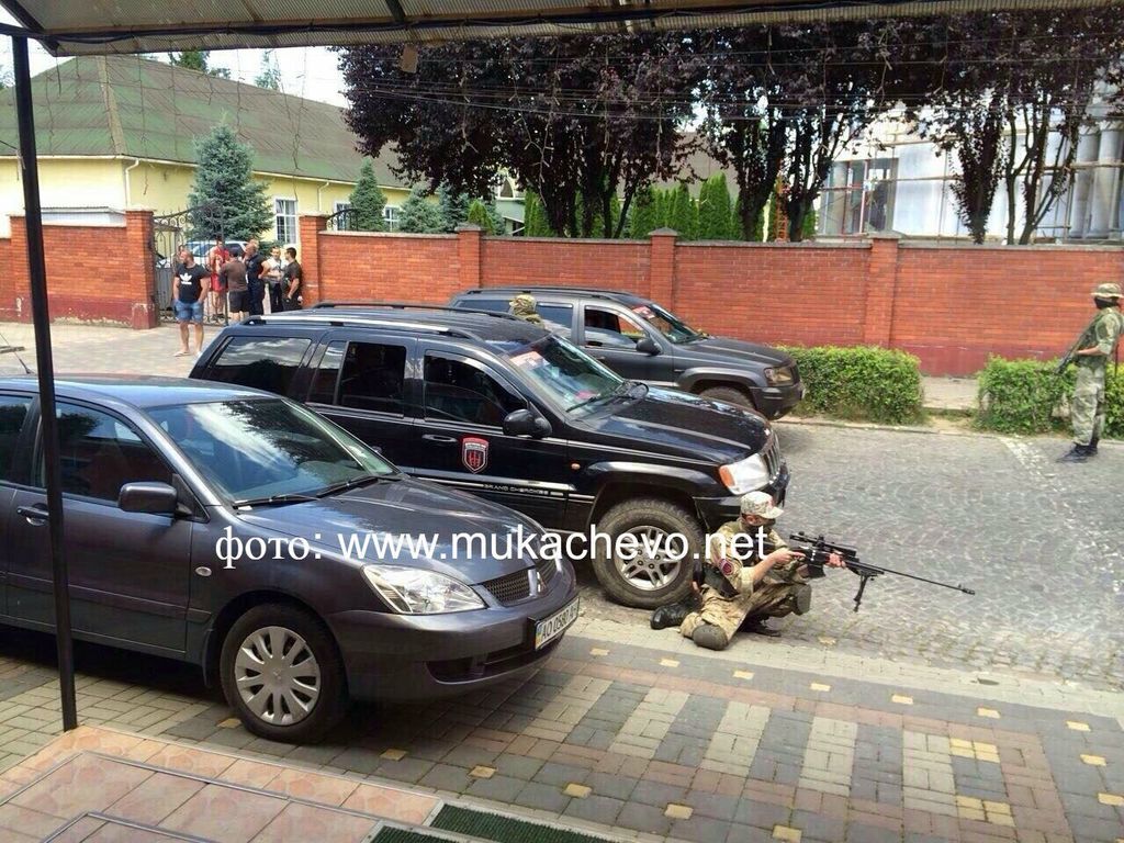 Стрілянина в Мукачеві: всі подробиці, фото і відео