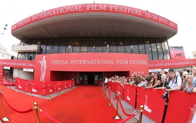 Одеський кінофестиваль, зірки та червона доріжка: опубліковано фоторепортаж з відкриття