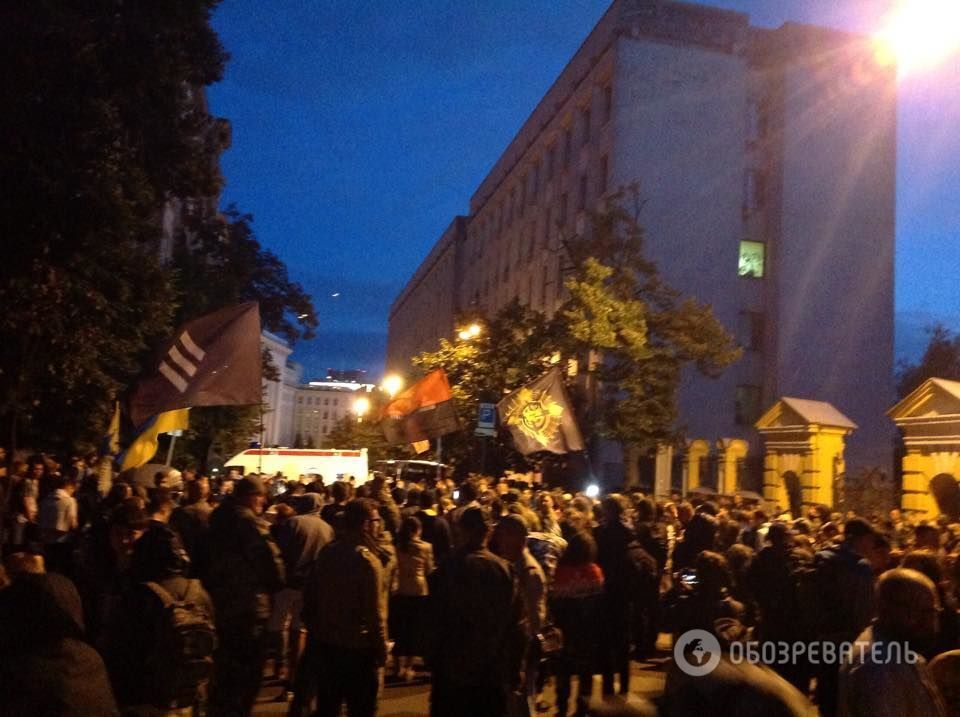 "Правий сектор" пікетує АП через бійню в Мукачеві: фоторепортаж