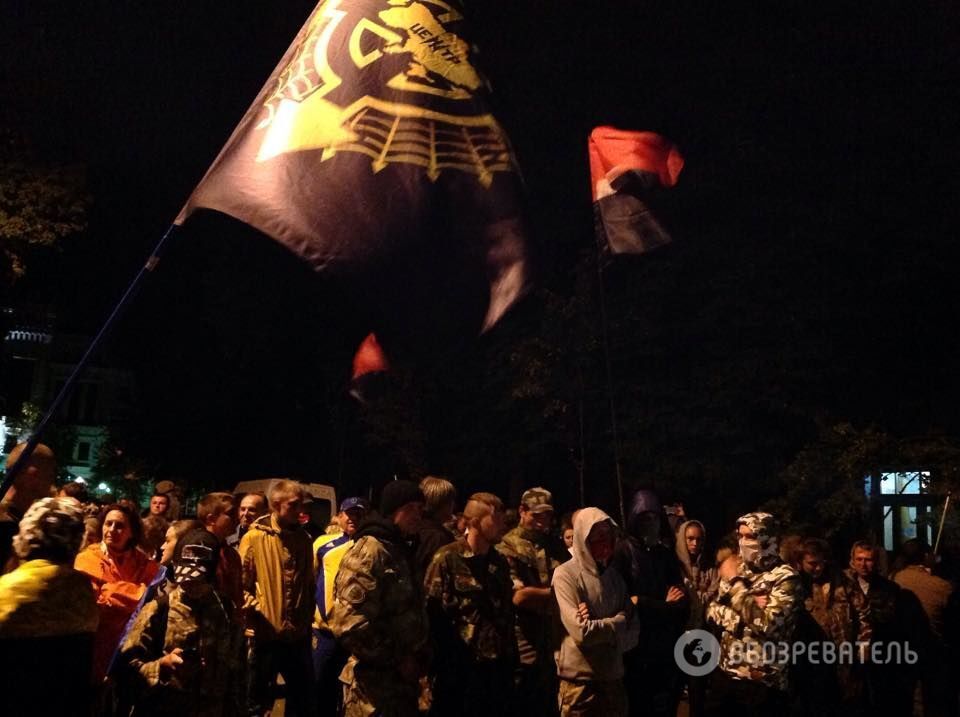 "Правий сектор" пікетує АП через бійню в Мукачеві: фоторепортаж