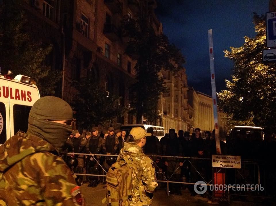 "Правий сектор" пікетує АП через бійню в Мукачеві: фоторепортаж