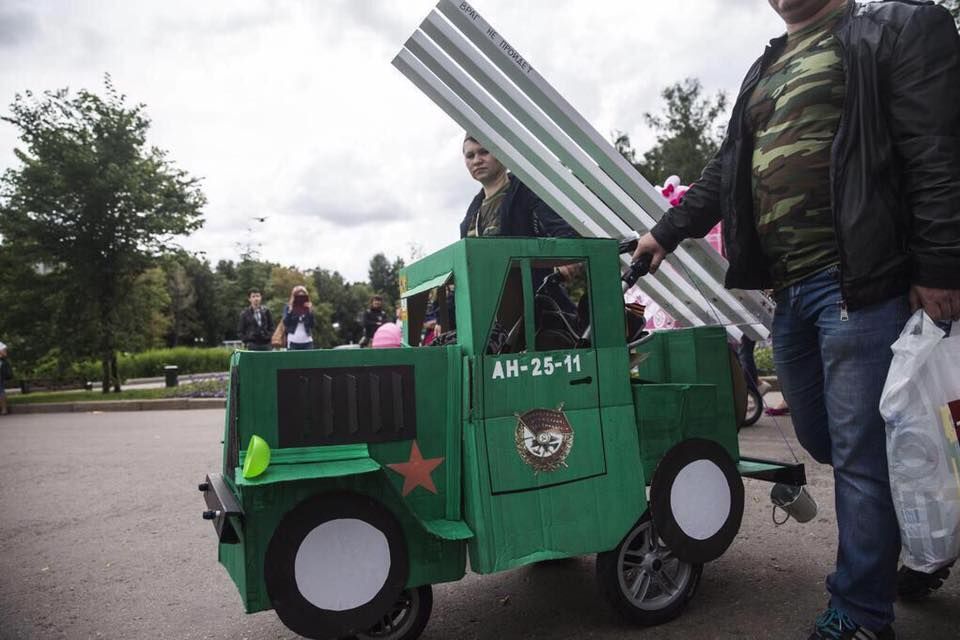 Глухо, как в танке. Парад колясок в Москве превратили в "показ военной техники": фотофакт