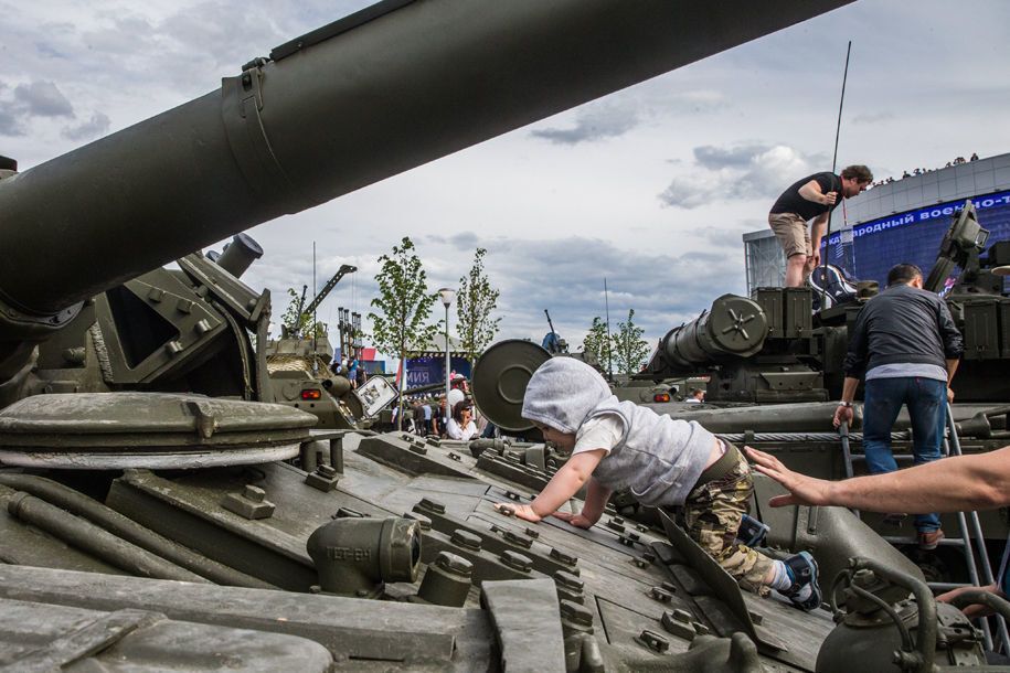 "Все идет по плану". В Россию пришел милитари-гламур: фотопредставление