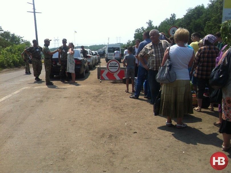 На распутье: опубликованы фото нереальных очередей на блокпосту между "ДНР" и Украиной