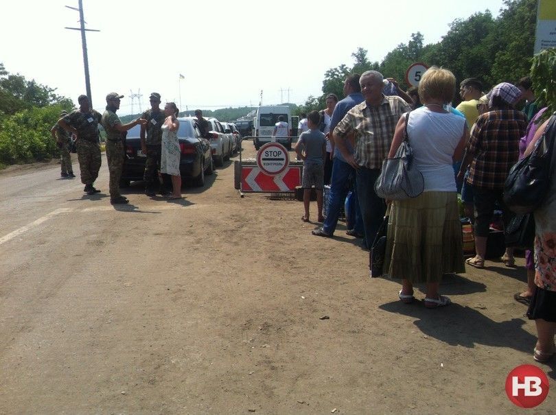 На роздоріжжі: опубліковані фото нереальних черг на блокпосту між "ДНР" та Україною