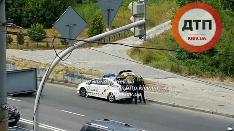 Новые киевские патрульные устроили ДТП, выехав на "красный": фотофакт