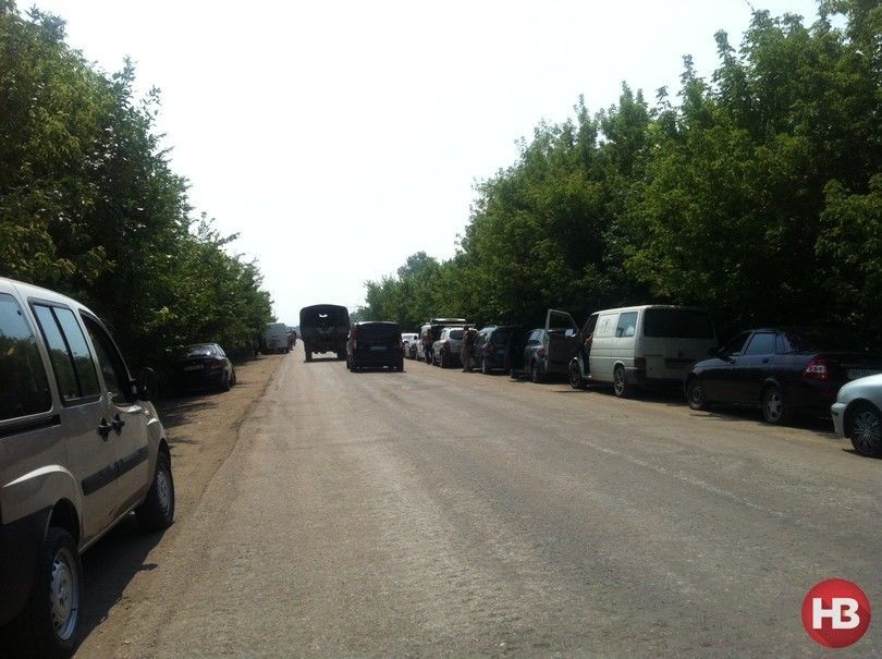 На роздоріжжі: опубліковані фото нереальних черг на блокпосту між "ДНР" та Україною