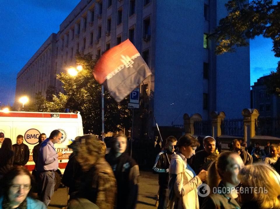 "Правий сектор" пікетує АП через бійню в Мукачеві: фоторепортаж