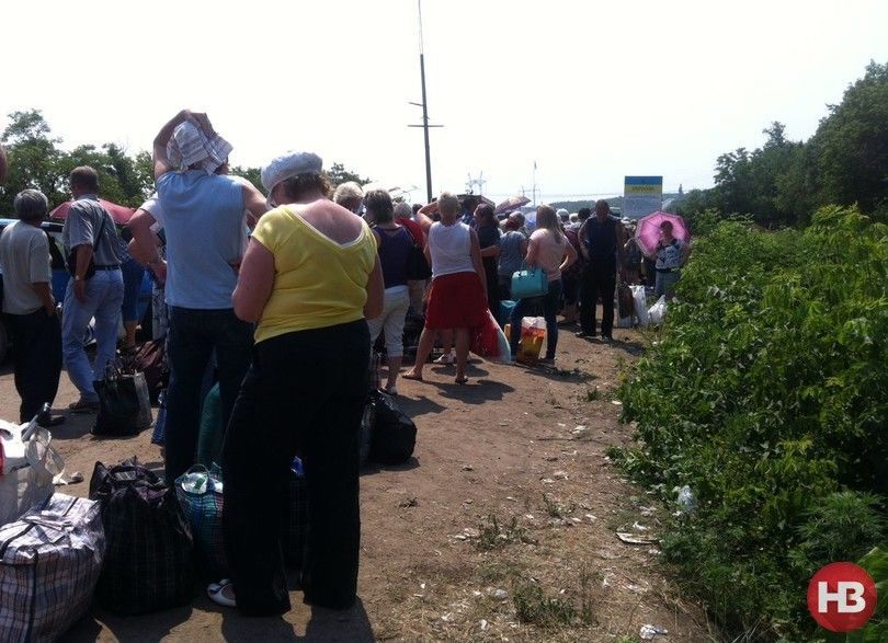 На распутье: опубликованы фото нереальных очередей на блокпосту между "ДНР" и Украиной