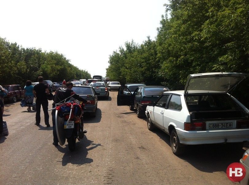 На роздоріжжі: опубліковані фото нереальних черг на блокпосту між "ДНР" та Україною
