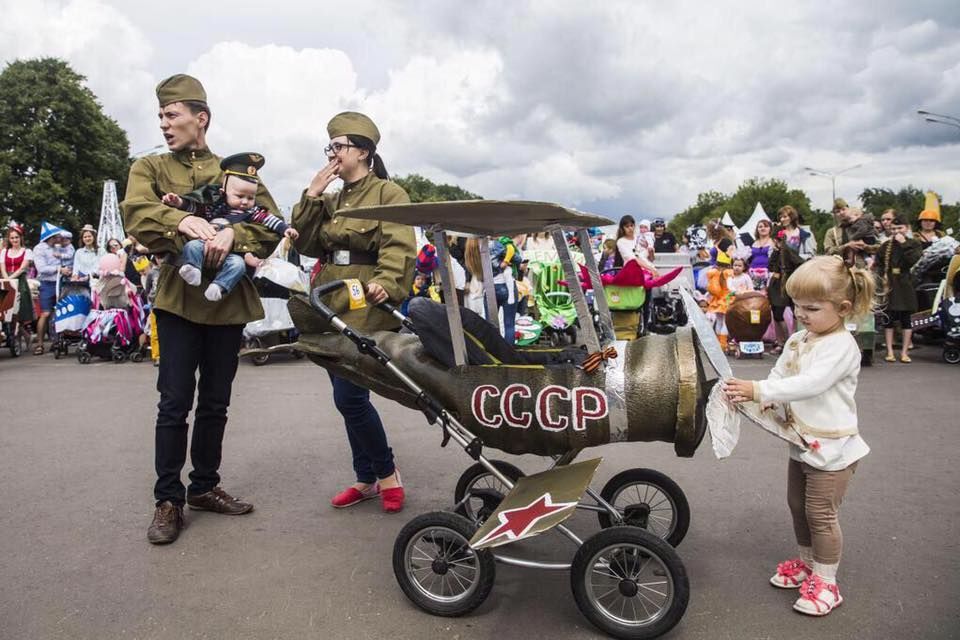 Глухо, як у танку. Парад візочків в Москві перетворили на "показ військової техніки": фотофакт