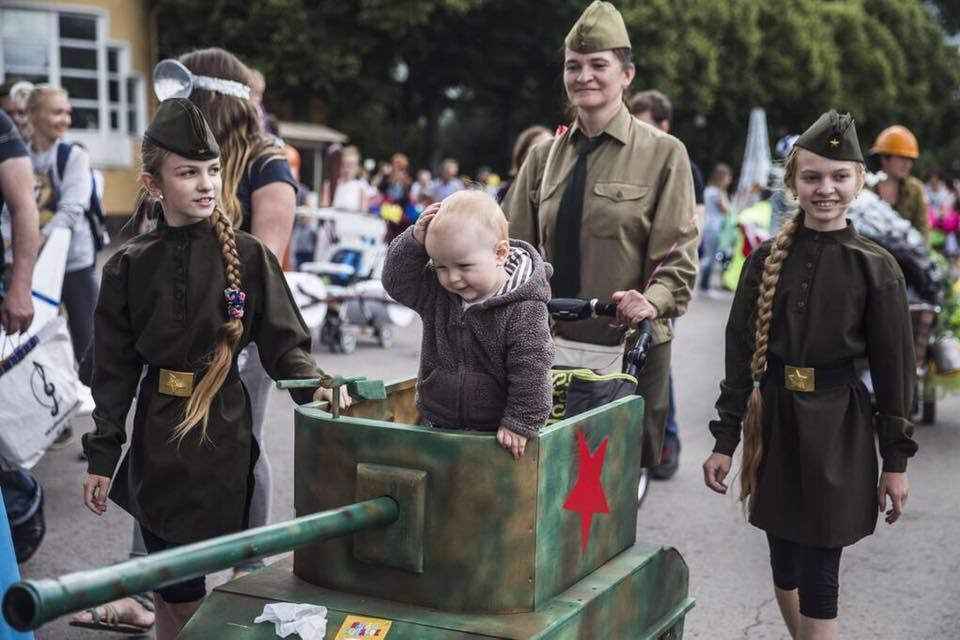 Глухо, как в танке. Парад колясок в Москве превратили в "показ военной техники": фотофакт