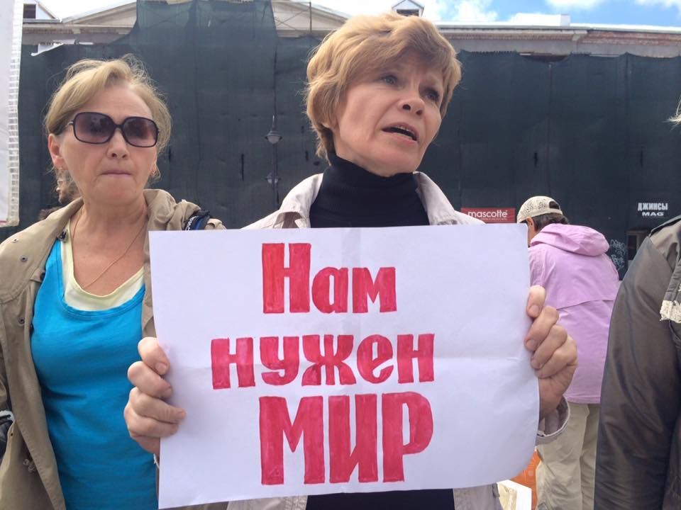 Проукраинский митинг в Москве: на 15 протестующих согнали два автобуса ОМОНа: фотофакт