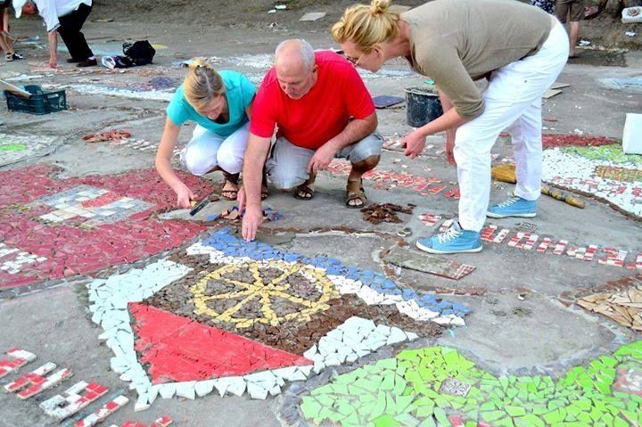 У Києві виклали з мозаїки найбільшу мапу України: опубліковані фото рекорду