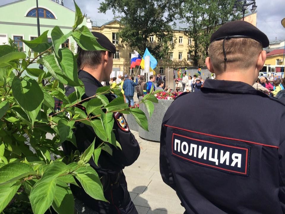 Проукраїнський мітинг у Москві: на 15 протестувальників зігнали два автобуси ОМОНу. Фотофакт