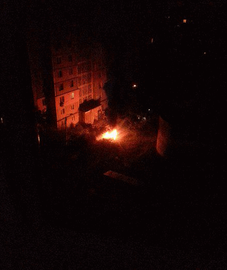 В Донецке напротив дома рвануло авто: опубликованы фото