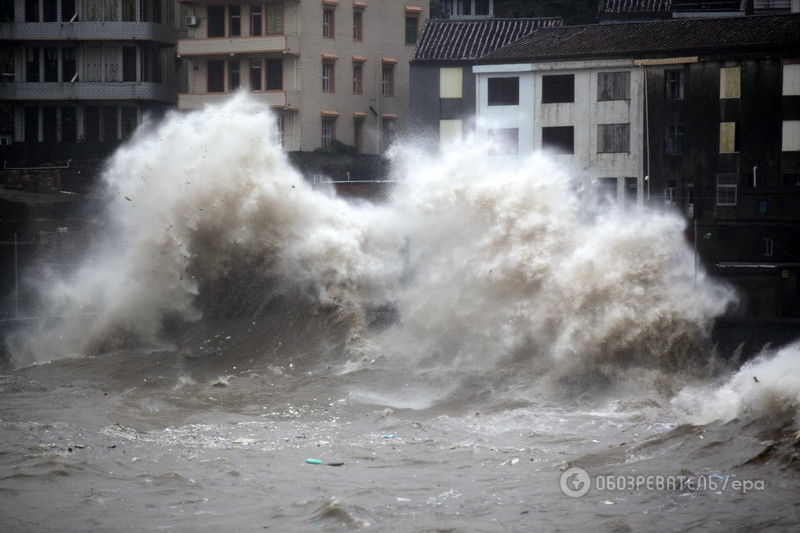Тайфун в Китае. На побережье обрушились 10-метровые волны: фотофакт 