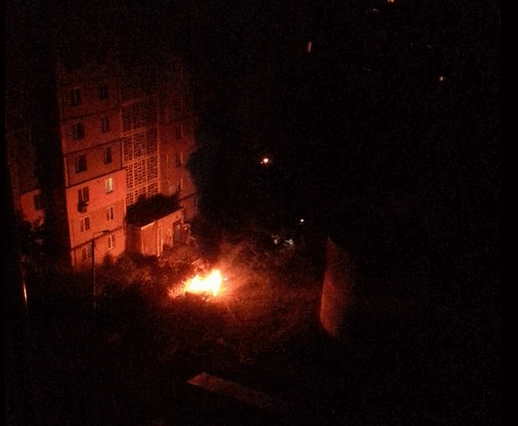 В Донецке напротив дома рвануло авто: опубликованы фото