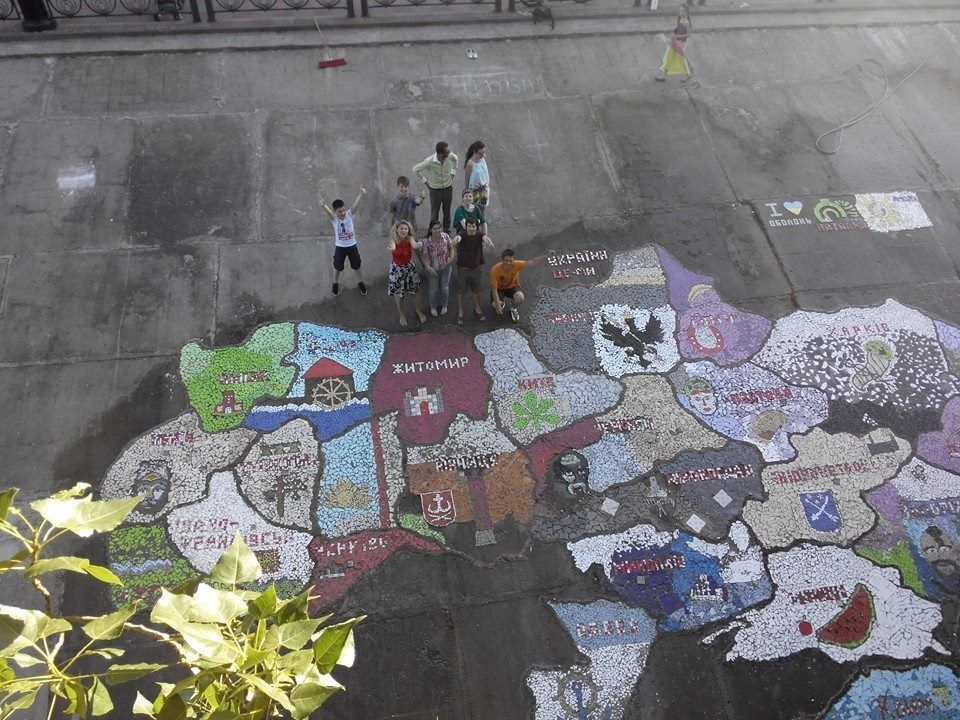 В Киеве выложили из мозаики самую огромную карту Украины: опубликованы фото рекорда