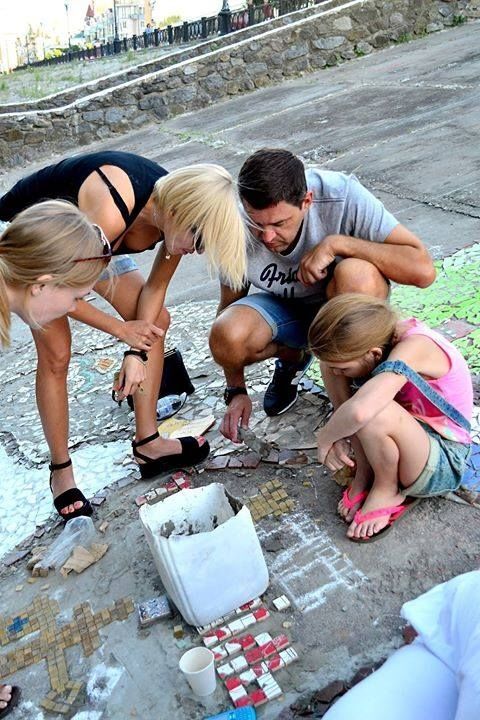 У Києві виклали з мозаїки найбільшу мапу України: опубліковані фото рекорду