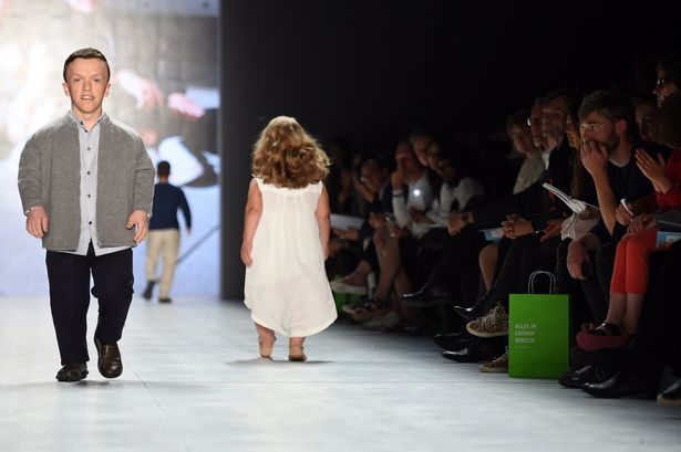 На уровне глаз: мировой подиум покоряют модели-карлики. Фотофакт