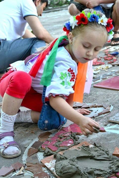 У Києві виклали з мозаїки найбільшу мапу України: опубліковані фото рекорду