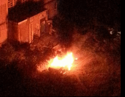 У Донецьку навпроти будинку вибухнуло авто: опубліковані фото