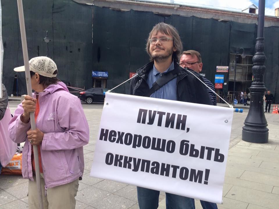 Проукраинский митинг в Москве: на 15 протестующих согнали два автобуса ОМОНа: фотофакт