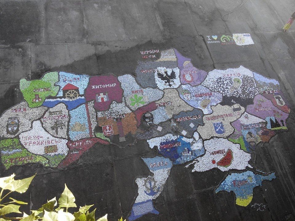 У Києві виклали з мозаїки найбільшу мапу України: опубліковані фото рекорду