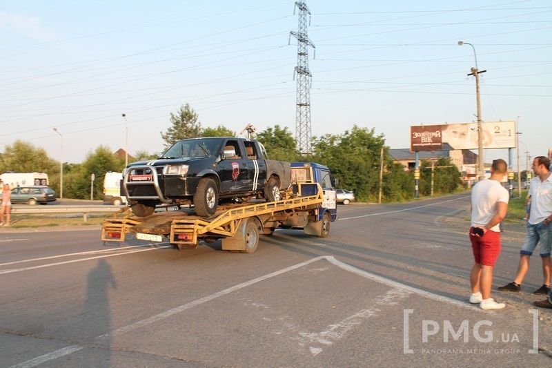 Під Мукачевим евакуювали авто з символікою "ПС": опубліковані фото і відео