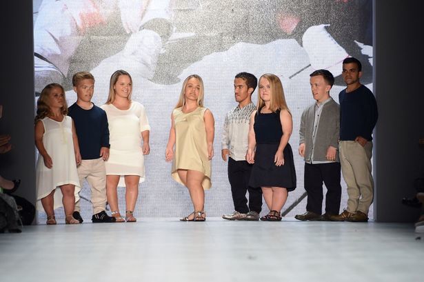 На уровне глаз: мировой подиум покоряют модели-карлики. Фотофакт