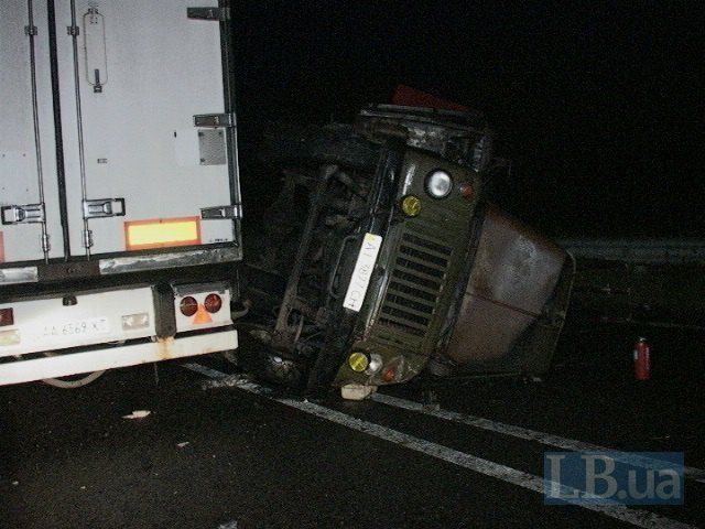 В ДТП под Киевом загорелся перевернувшийся грузовик 