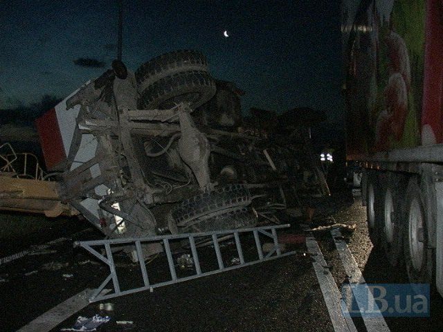 В ДТП под Киевом загорелся перевернувшийся грузовик 