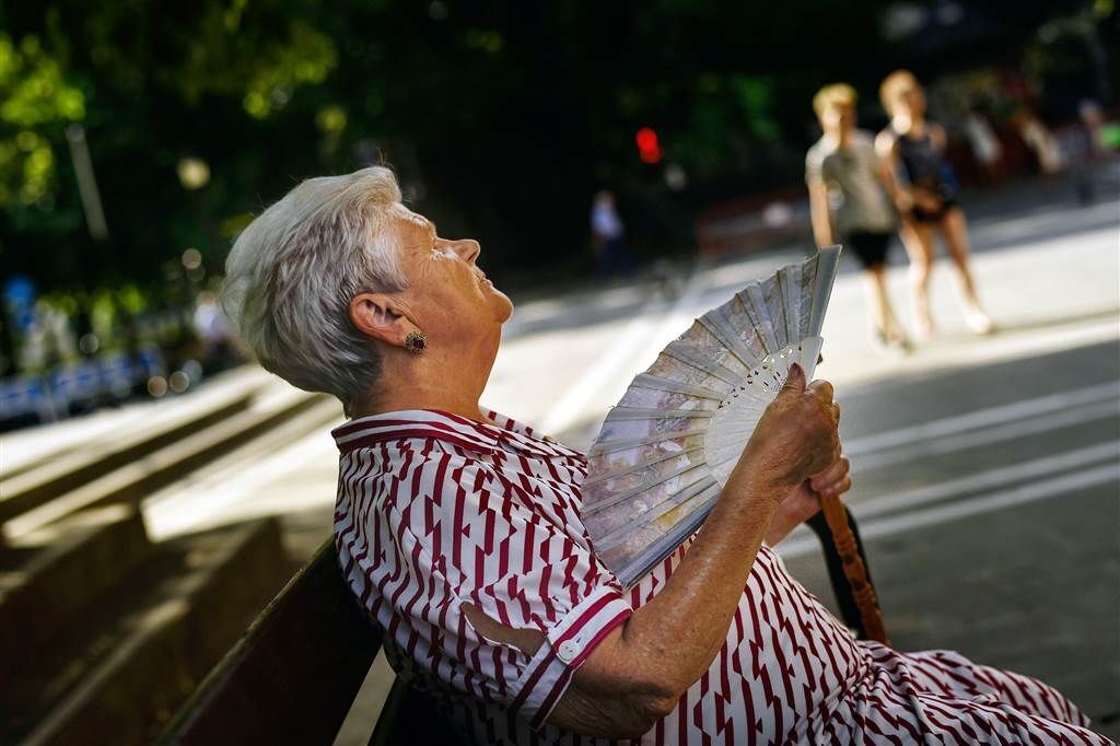 Европа изнывает от аномальной жары: как люди спасаются от солнца