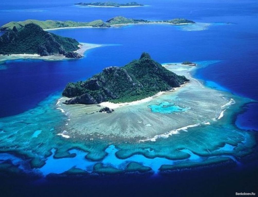 Назван самый живописный остров в мире: фото настоящего рая