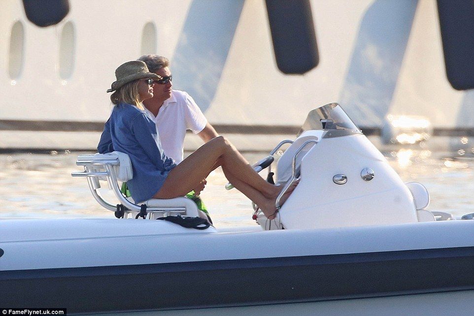 51-летняя Эль Макферсон в желтом бикини развлекалась на яхте миллиардера