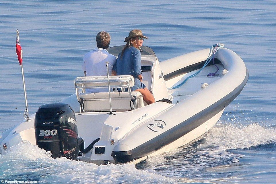51-річна Ель Макферсон у жовтому бікіні розважалася на яхті мільярдера