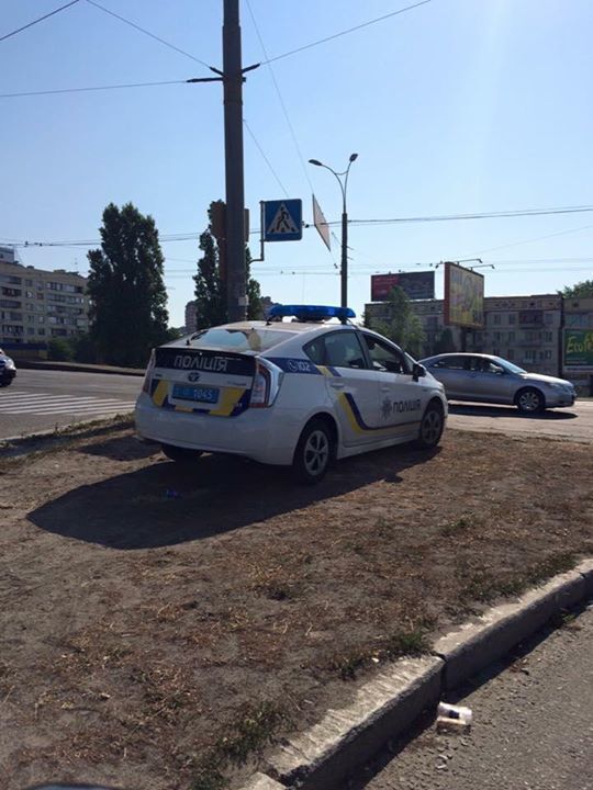 У Києві автомобіль поліцейських засікли на газоні: фотофакт