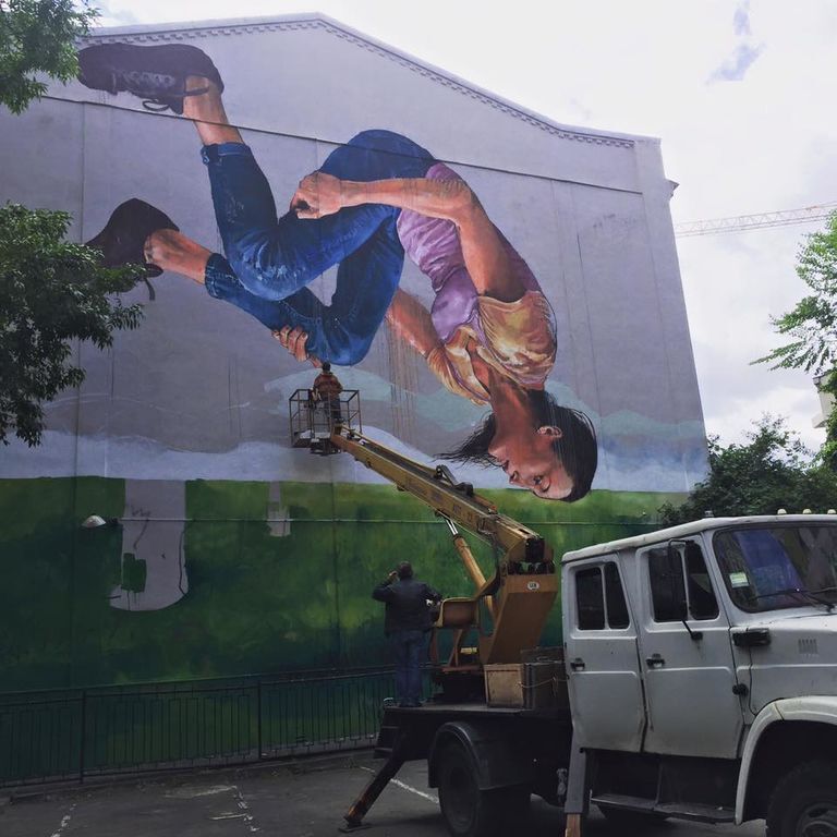 У Києві з'явилося гігантське графіті з українською гімнасткою