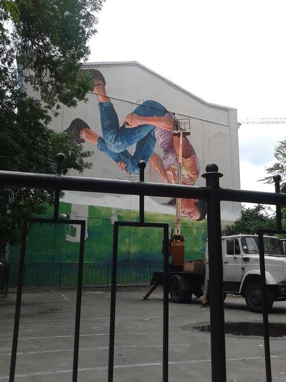 В Киеве появилось гигантское граффити с украинской гимнасткой