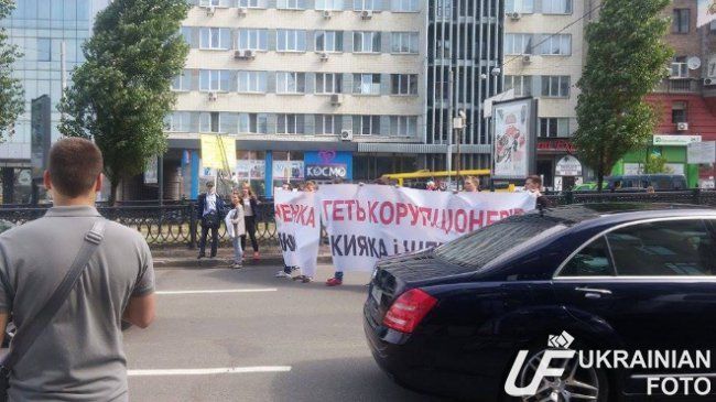 У Києві активісти-антикорупціонери перекрили проспект: фотофакт