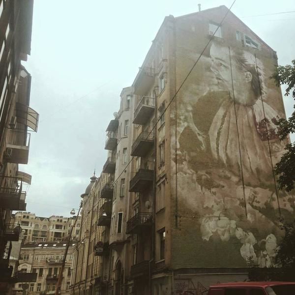 Будинок у центрі Києва прикрасила Леся Українка: фотофакт