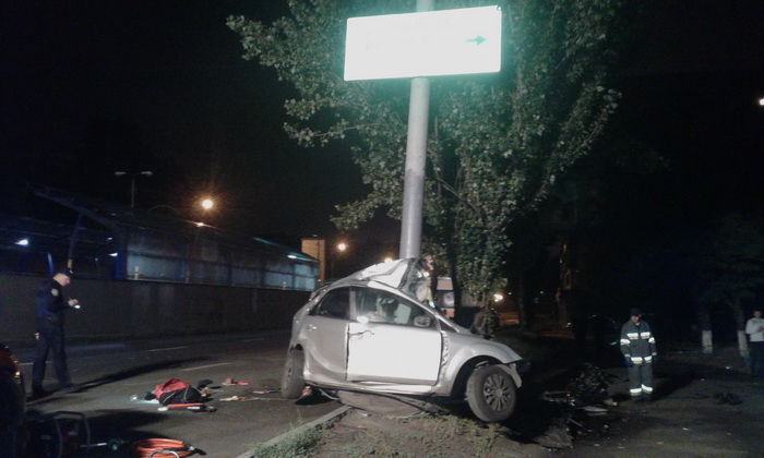 Смертельне ДТП у Києві: іномарка врізалася в стовп