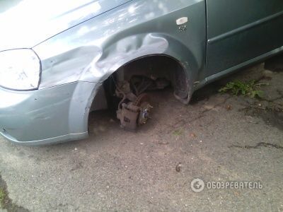 У Києві злодії "роззули" припаркований автомобіль: фотофакт
