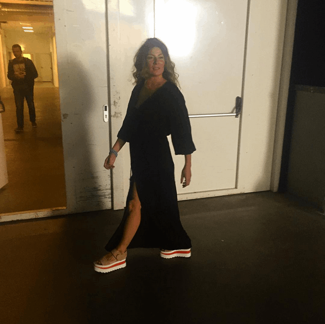 Жанна Бадоева обожает кроссовки: стильные образы звезды со съемок