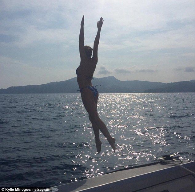 47-летняя Кайли Миноуг показала фигуру в бикини на отдыхе в Портофино