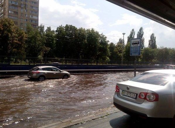 Из-за сильного ливня в Киеве затопило дороги: фотофакт